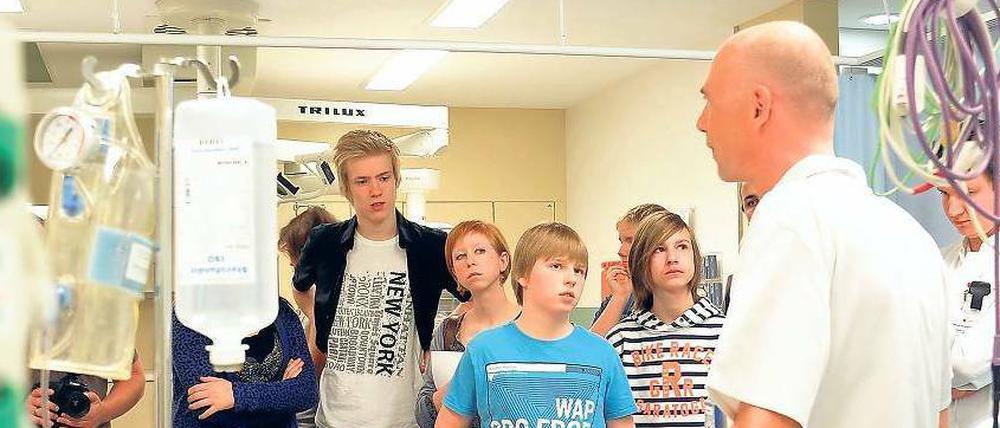 Sehen, hören, fühlen. Die neunte Klasse der Georg-Klingenberg-Schule durchlief am Dienstag alle Stationen des Unfallkrankenhauses Biesdorf.