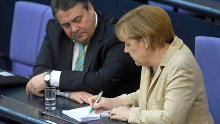 Große Koalition der kleinen Schritte: CDU-Vorsitzende Angela Merkel und SPD-Chef Sigmar Gabriel auf der Regierungsbank im Bundestag. 