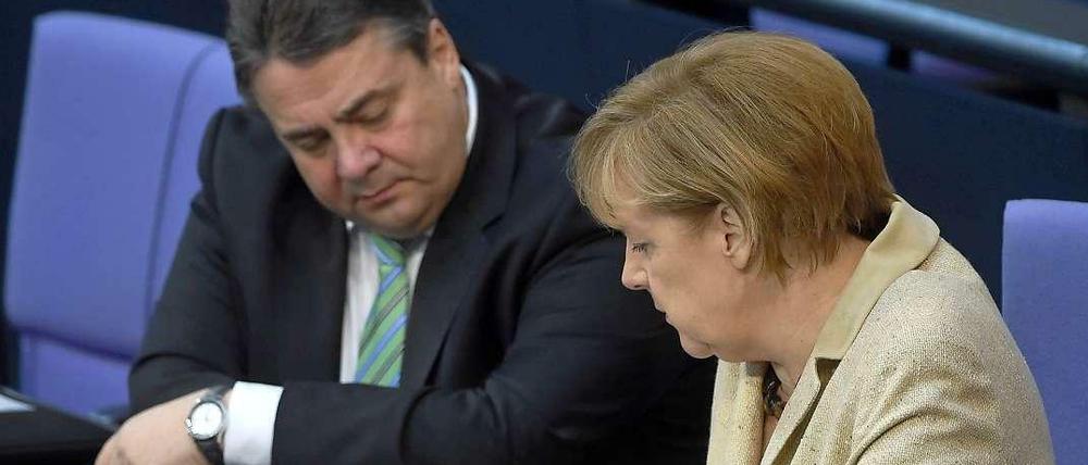Große Koalition der kleinen Schritte: CDU-Vorsitzende Angela Merkel und SPD-Chef Sigmar Gabriel auf der Regierungsbank im Bundestag. 