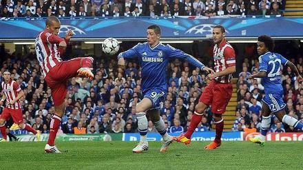 Gegen die Vergangenheit verloren: Zweikampf zwischen Atléticos Miranda (l.) und Chelseas Fernando Torres, der zwölf Jahre lang bei Atlético spielte.