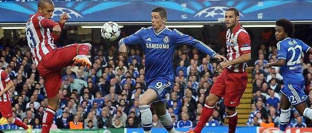 Gegen die Vergangenheit verloren: Zweikampf zwischen Atléticos Miranda (l.) und Chelseas Fernando Torres, der zwölf Jahre lang bei Atlético spielte.