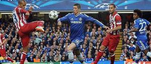 Gegen die Vergangenheit verloren: Zweikampf zwischen Atléticos Miranda (l.) und Chelseas Fernando Torres, der zwölf Jahre lang bei Atlético spielte.