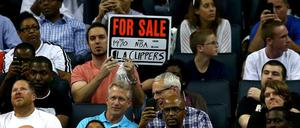 Fan-Protest. Ob Donald Sterling seinen Verein nun verkaufen muss, steht noch nicht fest. 
