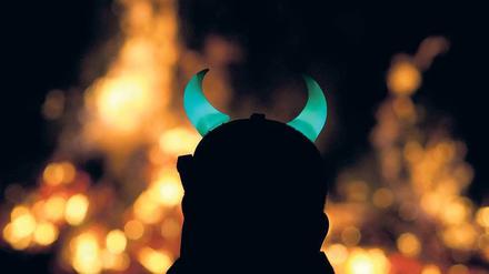 Teufel in Menschengestalt. Im „Faust“ war es nur ein einziger, mit dem sich hunderte von Hexen vereinigen wollten. Heute zählen die Satansböcke nach Tausenden.