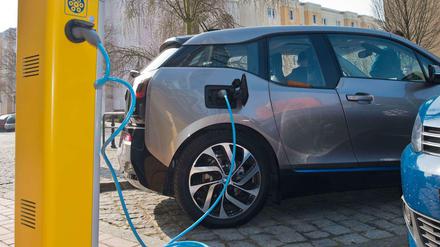 Am Tropf. Ohne eine massive Förderung von Elektroautos wird es wohl nicht gelingen, Tausende Kunden für die Fahrzeuge zu begeistern. 
