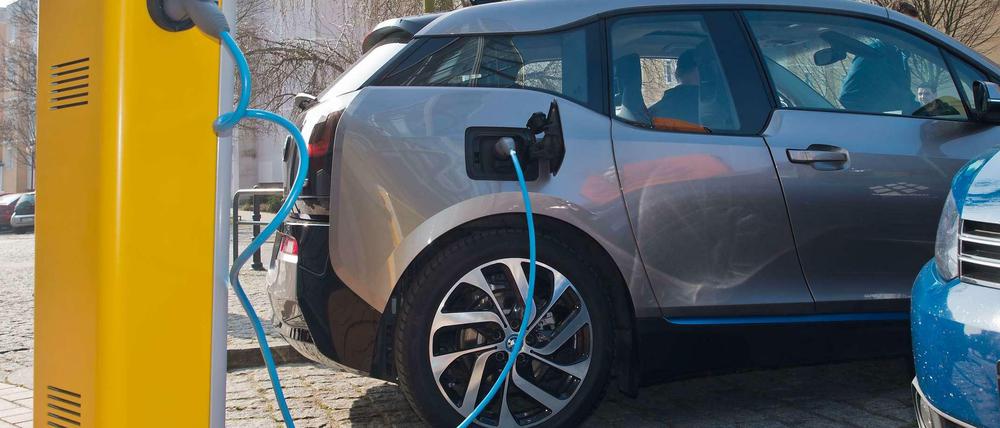 Am Tropf. Ohne eine massive Förderung von Elektroautos wird es wohl nicht gelingen, Tausende Kunden für die Fahrzeuge zu begeistern. 