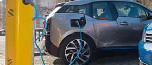 Am Tropf. Ohne eine massive Förderung von Elektroautos wird es wohl nicht gelingen, Tausende Kunden für die Fahrzeuge zu begeistern. 