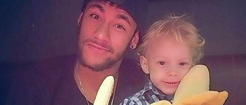 Neymar und sein Sohn reagierten auf Alves' Bananenflanke.
