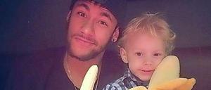 Neymar und sein Sohn reagierten auf Alves' Bananenflanke.