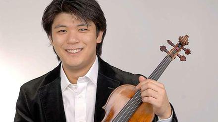 Daishin Kashimoto wurde in Tokio geboren. 1990 ging er nach Deutschland an die Musikschule Lübeck und lernte später auch in Freiburg bei Rainer Kussmaul.