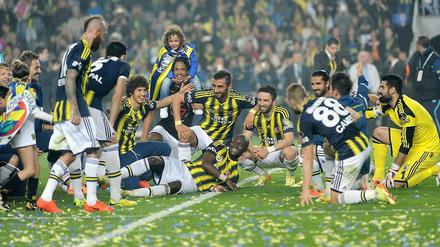 Jubel über den 19. Meistertitel: Fenerbahces Spieler profitierten aber auch von der Schwäche der Konkurrenz.