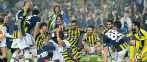 Jubel über den 19. Meistertitel: Fenerbahces Spieler profitierten aber auch von der Schwäche der Konkurrenz.