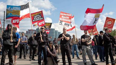 Starren auf der Jannowitzbrücke: Der NPD-Aufmarsch am 27. April wurde von Gegendemonstranten erfolgreich blockiert.