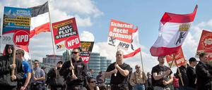 Starren auf der Jannowitzbrücke: Der NPD-Aufmarsch am 27. April wurde von Gegendemonstranten erfolgreich blockiert.