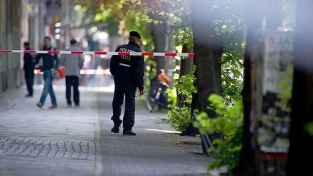 Ein Polizist vor dem abgesperrten Zugang zu der von Flüchtlingen besetzten Schule..