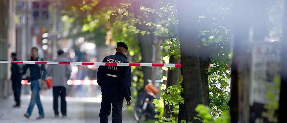 Ein Polizist vor dem abgesperrten Zugang zu der von Flüchtlingen besetzten Schule..