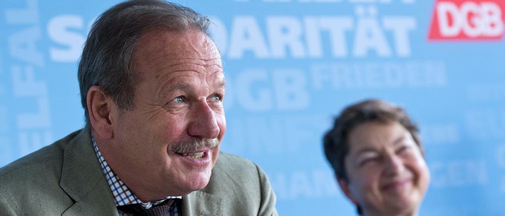 Verdi-Chef Frank Bsirske (l) und DGB-Vorstandsmitglied Annelie Buntenbach bei einer Pressekonferenz in Berlin zum diesjährigen DGB-Index "Gute Arbeit"
