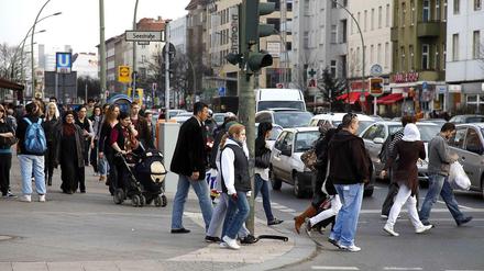 Im wilden Wedding - so heißt das neue Buch von Heiko Werning, der selbst seit 1991 dort wohnt, ganz nahe der Seestraße/Ecke Müllerstraße, die unser Foto zeigt.