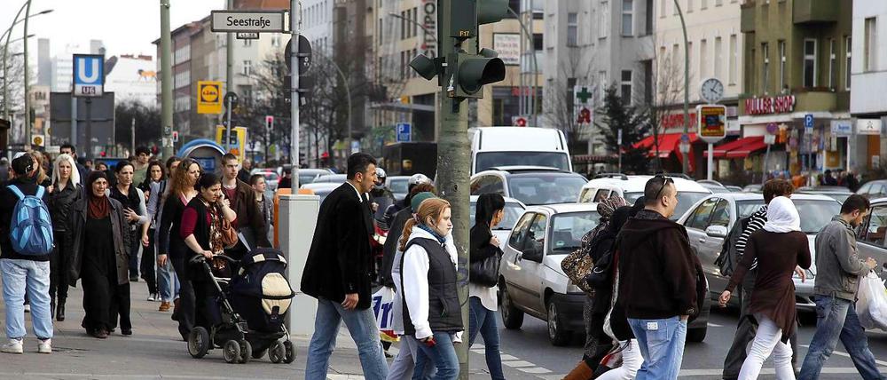 Im wilden Wedding - so heißt das neue Buch von Heiko Werning, der selbst seit 1991 dort wohnt, ganz nahe der Seestraße/Ecke Müllerstraße, die unser Foto zeigt.