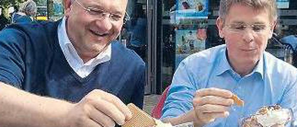 Tiefgefrorenes vergnügen. Henkel und Kandt in einer Berliner Eisdiele.
