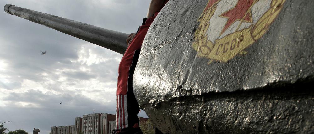 Gegenwärtige Geschichte. Vor dem Parlament in Tiraspol steht ein alter sowjetischer Panzer, Spielplatz und Erinnerung zugleich.