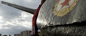 Gegenwärtige Geschichte. Vor dem Parlament in Tiraspol steht ein alter sowjetischer Panzer, Spielplatz und Erinnerung zugleich.
