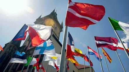 Die Fahnen alter und neuer EU-Mitglieder vor dem Rathaus in Prag. 