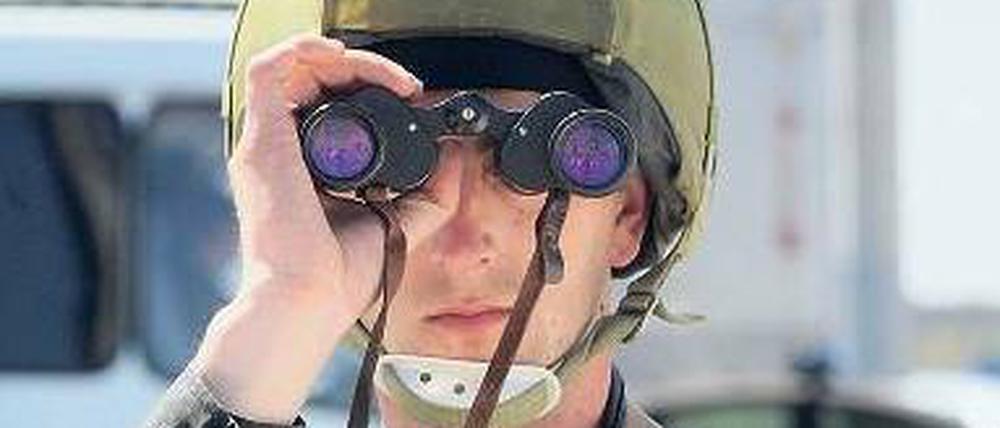 Auf Beobachtungsposten. Ein ukrainischer Soldat sichtet an einem Kontrollpunkt zwischen Donezk und Slawjansk in der Ostukraine das Terrain.