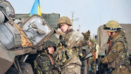 Lagebesprechung. Ukrainische Soldaten werden von einer Straßensperre der prorussischen Kräfte auf ihrem Weg in die Großstadt Slawjansk aufgehalten.