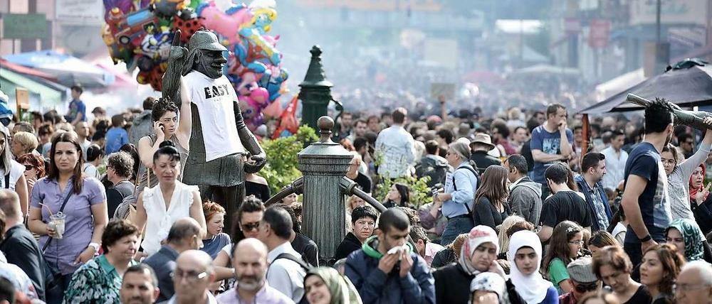 Wegen Überfüllung unverdroßen: Immer mehr Besucher drängen auf's MyFest