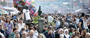 Wegen Überfüllung unverdroßen: Immer mehr Besucher drängen auf's MyFest