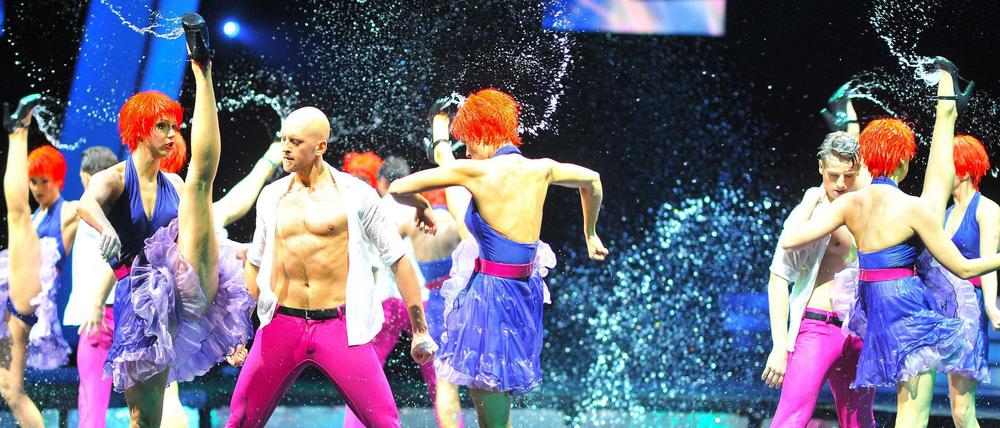 Nah am Wasser getanzt. Der Friedrichstadt-Palast verfügt auch über eines der weltweit größten Wasserbecken in Revue-Theatern. 