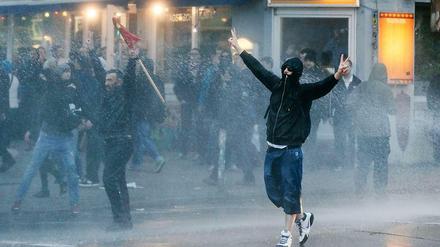 Nasse Eskalation: Demonstranten und Polizei liefern sich in der Hansestadt gewalttätige Auseinandersetzungen.