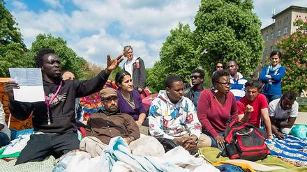 Die Flüchtlinge am Oranienplatz haben ihren Hungerstreik am Mittwoch vorerst unterbrochen.