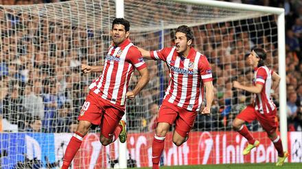 Das Tor zum Finale. Diego Costa (vorn links) trifft per Elfmeter zum vorentscheidenden 2:1 für Atletico.