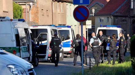 In Aschersleben in Sachsen-Anhalt wurden zehn Männer im Alter zwischen 22 und 60 Jahren und eine 57 Jahre alte Frau festgenommen.