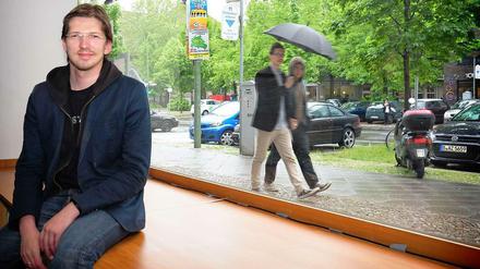 Schaufenster zur Politik. Martin Delius, Mitglied der Piratenfraktion im Abgeordnetenhaus, hat ein Bürgerbüro zusammen mit seinem Kollegen Simon Weiß in der Uhlandstraße.