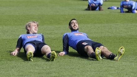 Zum ersten Mal seit 2009 hat Hertha die Spielklasse gehalten. Dennoch wollen sich die Berliner in den letzten drei Spielen nicht hängen lassen, die Mittelfeldspieler Per Skjelbred (l.) und Tolga Cigerci halten selbst auf dem Boden noch etwas Spannung.