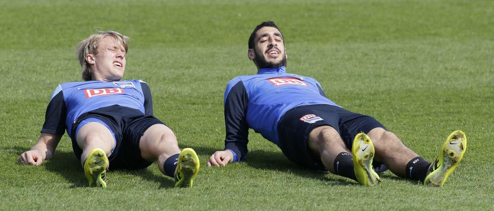 Zum ersten Mal seit 2009 hat Hertha die Spielklasse gehalten. Dennoch wollen sich die Berliner in den letzten drei Spielen nicht hängen lassen, die Mittelfeldspieler Per Skjelbred (l.) und Tolga Cigerci halten selbst auf dem Boden noch etwas Spannung.