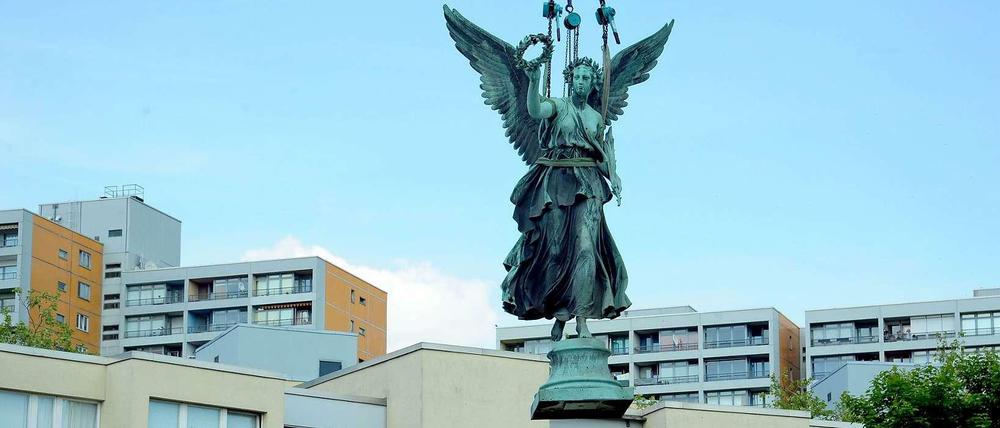 Nach sieben Jahren ist sie am Dienstag wieder eingeschwebt: Victoria, die Figur der Friedenssäule auf dem Mehringplatz. An die Bronzestatue ist Hoffnung geknüpft. Denn der „Engel“, wie Victoria von den meisten Anwohnern in der südlichen Friedrichstadt nur genannt wird, ist für die Menschen am Mehringplatz mehr als nur ein altes Standbild. 
