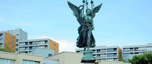 Nach sieben Jahren ist sie am Dienstag wieder eingeschwebt: Victoria, die Figur der Friedenssäule auf dem Mehringplatz. An die Bronzestatue ist Hoffnung geknüpft. Denn der „Engel“, wie Victoria von den meisten Anwohnern in der südlichen Friedrichstadt nur genannt wird, ist für die Menschen am Mehringplatz mehr als nur ein altes Standbild. 