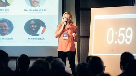 Die Zeit läuft. Joanna Montgomery hat ein System entwickelt, das den Herzschlag eines Partners ins Kopfkissen des anderen überträgt – für Paare in Fernbeziehungen. 