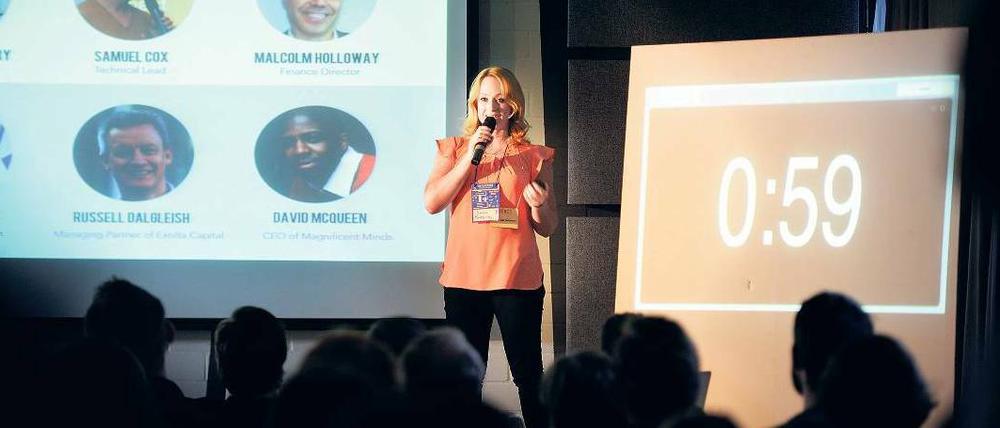 Die Zeit läuft. Joanna Montgomery hat ein System entwickelt, das den Herzschlag eines Partners ins Kopfkissen des anderen überträgt – für Paare in Fernbeziehungen. 