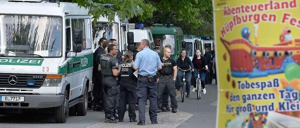 Entspannte Polizisten und Ankündigung zum Feiern im Wedding am Vorabend des 1. Mai.