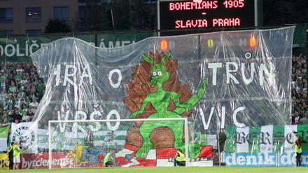 Känguruh in der Mulde: Die Bohemians-Fans präsenieren das Wappentier ihres Klubs.