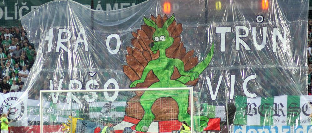 Känguruh in der Mulde: Die Bohemians-Fans präsenieren das Wappentier ihres Klubs.