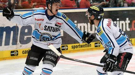 Christoph Gawlik (l.) bejubelt mit Patrick Hager das 1:0 für Ingolstadt. Später durften beide dann abseits vom Eis die Meisterschaft des ERC feiern.
