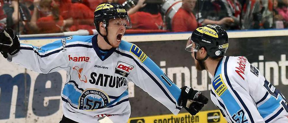 Christoph Gawlik (l.) bejubelt mit Patrick Hager das 1:0 für Ingolstadt. Später durften beide dann abseits vom Eis die Meisterschaft des ERC feiern.