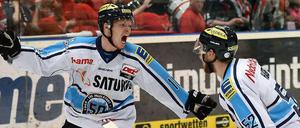 Christoph Gawlik (l.) bejubelt mit Patrick Hager das 1:0 für Ingolstadt. Später durften beide dann abseits vom Eis die Meisterschaft des ERC feiern.