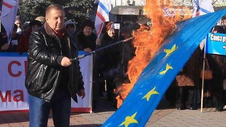 Eurasien statt Europa. Ein prorussischer Separatist verbrennt die EU-Flagge, im Dezember 2013 in Sewastopol auf der Krim.